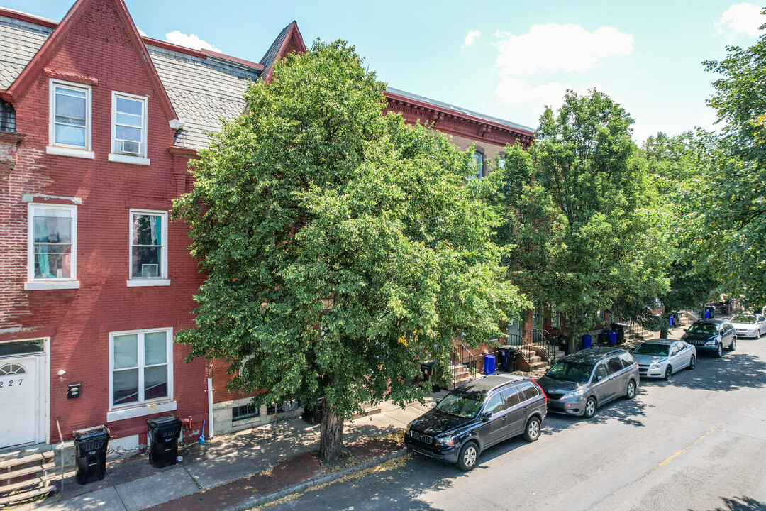 229 S 13th St in Harrisburg, PA - Building Photo