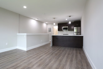 Burlington Pointe Apartments in Burlington, NJ - Building Photo - Interior Photo