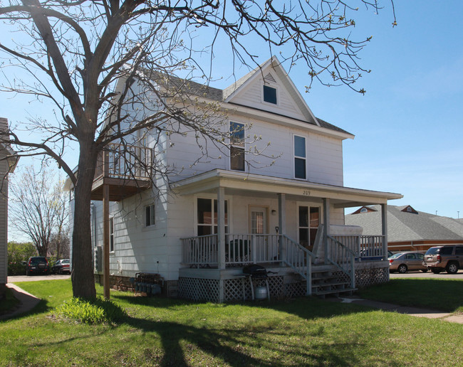 209 Chestnut St in Eau Claire, WI - Building Photo - Building Photo