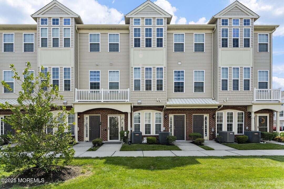 36 Kyle Dr in Tinton Falls, NJ - Building Photo