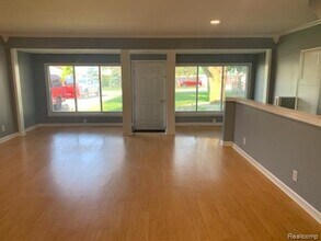 1410 Airway Dr in Waterford Township, MI - Building Photo - Building Photo