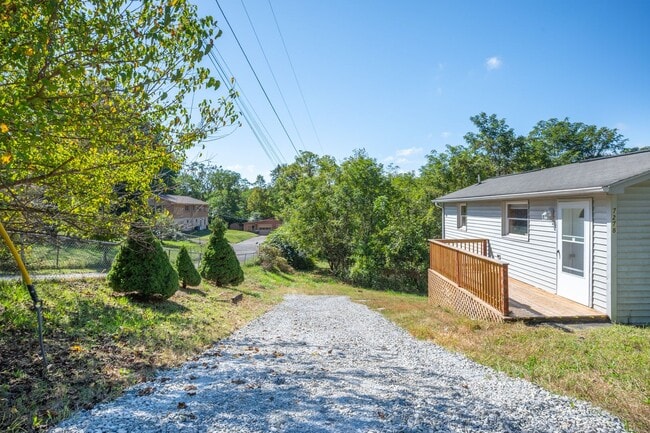 7278 Manns Dr in Fairlawn, VA - Building Photo - Building Photo