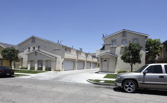 330-402 S Claudina St in Anaheim, CA - Building Photo