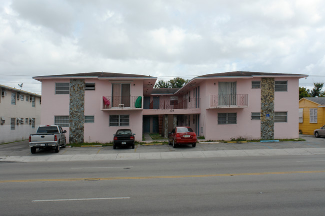 135 E 9th St in Hialeah, FL - Foto de edificio - Building Photo