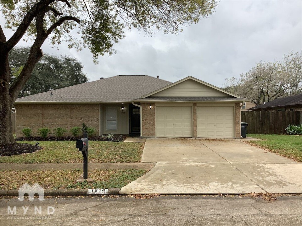 1914 Meadow Creek Dr in Pearland, TX - Building Photo