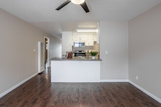Washington Place in Santa Ana, CA - Foto de edificio - Interior Photo