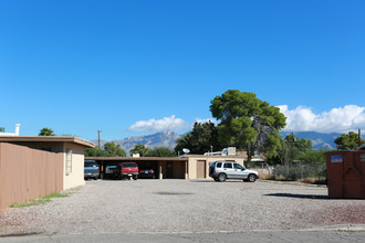 1632 N Louis Ln in Tucson, AZ - Foto de edificio - Building Photo