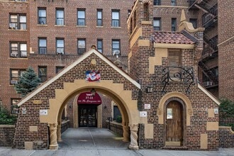 Evergreen Owners in Jackson Heights, NY - Foto de edificio - Building Photo