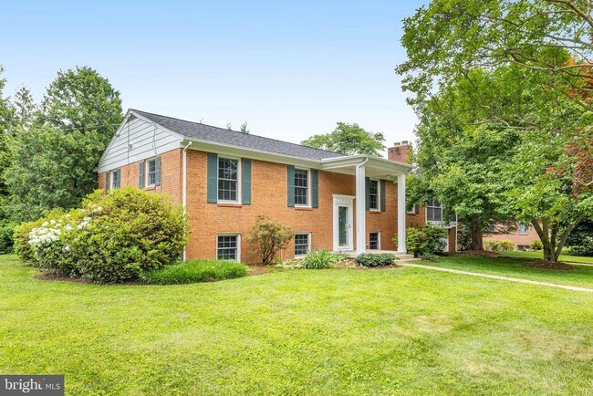 1023 Westbriar Dr NE in Vienna, VA - Building Photo - Building Photo