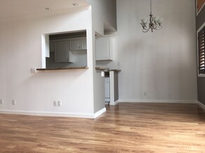 21529 Saticoy St in Los Angeles, CA - Foto de edificio - Building Photo