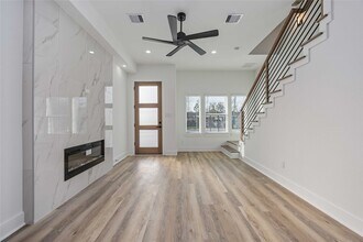 4533 Larkspur St, Unit B in Houston, TX - Building Photo - Building Photo