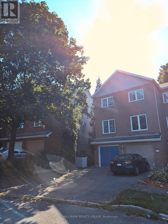 210 Provender Ave in Ottawa, ON - Building Photo