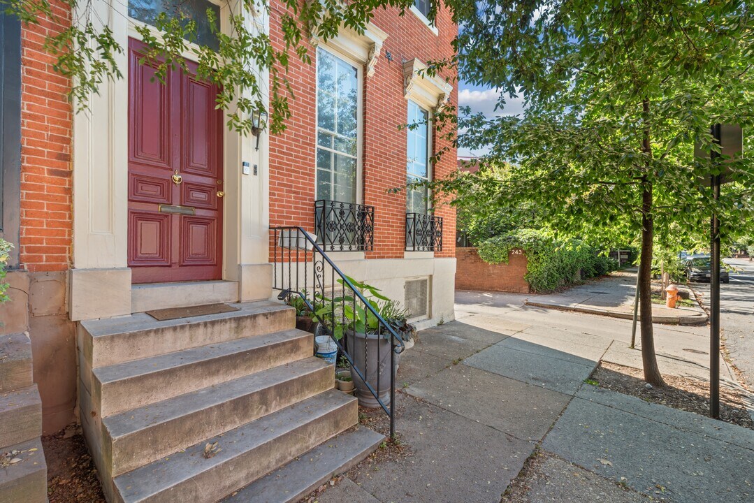 239 W Lafayette Ave in Baltimore, MD - Building Photo