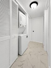 211 Lake Pointe Dr in Oakland Park, FL - Building Photo - Building Photo