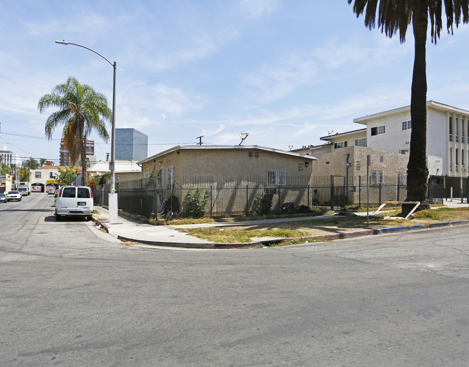 2861-2867 Leeward Ave in Los Angeles, CA - Building Photo