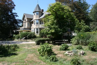 1848 Mooresfield Rd in Kingston, RI - Foto de edificio - Building Photo