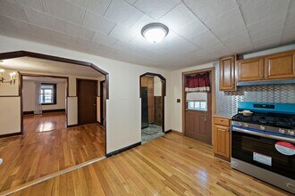 16 Guild St, Unit 1 in Quincy, MA - Foto de edificio - Building Photo