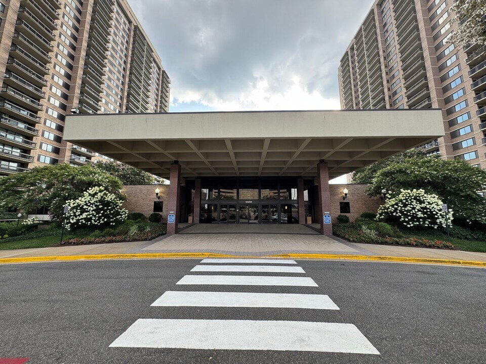 5501 Seminary Rd in Falls Church, VA - Building Photo