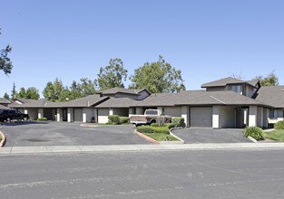 Lake Pointe Condominiums in Stockton, CA - Foto de edificio - Building Photo