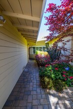641 E Meadow Dr in Palo Alto, CA - Building Photo - Building Photo