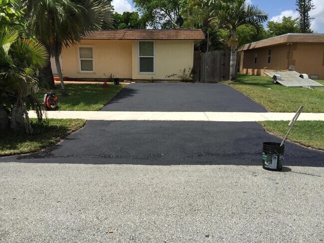 7903 NW 73rd Ave in Tamarac, FL - Building Photo - Building Photo