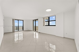 1623 Collins Ave, Unit PH1014 in Miami Beach, FL - Building Photo - Building Photo