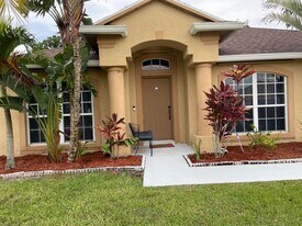 562 SE Walters Terrace in Port St. Lucie, FL - Building Photo