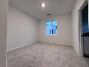 12045 Sienna Ln in San Diego, CA - Foto de edificio - Building Photo