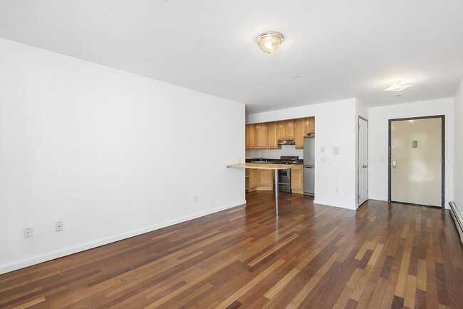 122 Boerum St in Brooklyn, NY - Building Photo - Interior Photo