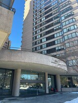 1300 Crystal Dr in Arlington, VA - Building Photo