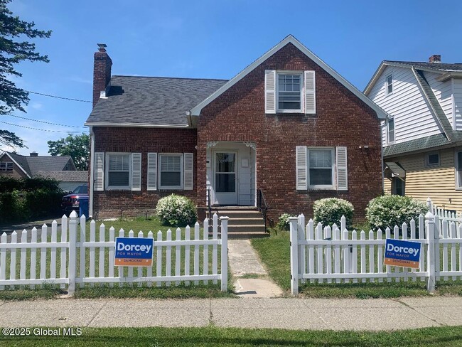 104 Thornton St