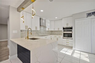 330 Winding River Dr in Atlanta, GA - Building Photo