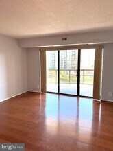 8380 Greensboro Dr in McLean, VA - Foto de edificio - Building Photo