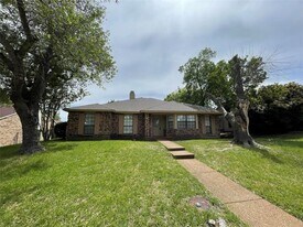 1052 Twin Falls Dr in Desoto, TX - Building Photo