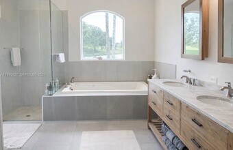 2716 Oakmont Ct in Weston, FL - Building Photo - Building Photo