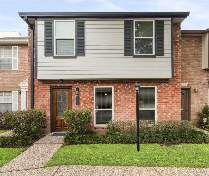 10328 Briar Forest Dr in Houston, TX - Building Photo
