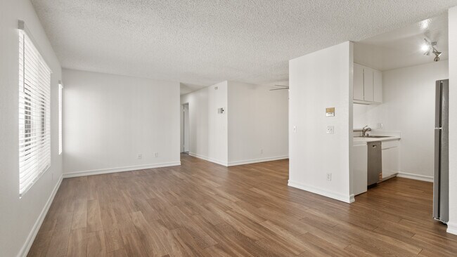 Villa Temecula Apartments in San Diego, CA - Building Photo - Building Photo