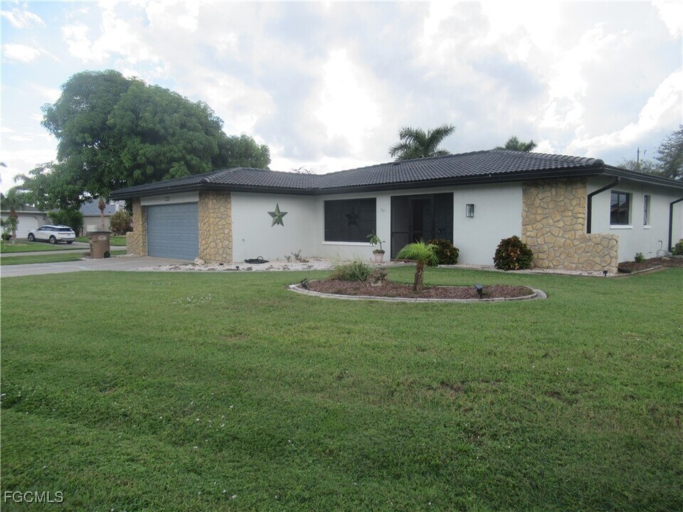 127 SE 42nd St in Cape Coral, FL - Building Photo