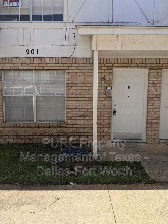 901 S Mesquite St in Arlington, TX - Foto de edificio