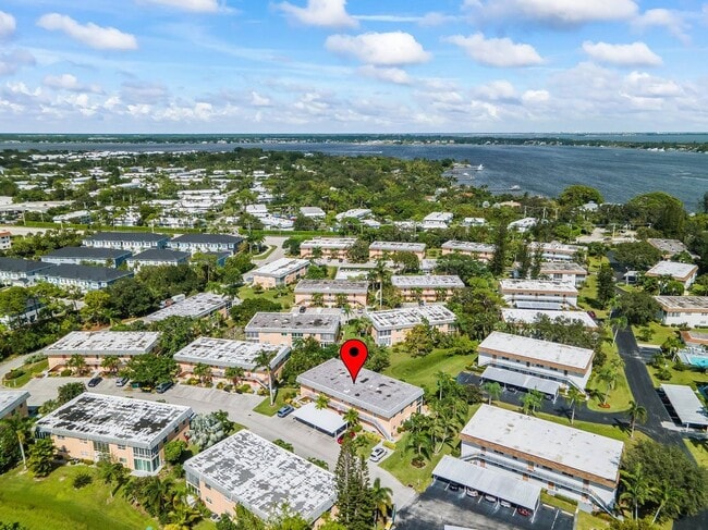 2950 SE Ocean Blvd in Stuart, FL - Building Photo - Building Photo