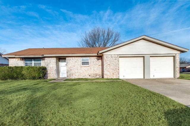 900 Skelly St in Crowley, TX - Building Photo