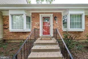 9900 Kingsbridge Dr, Unit 5 in Fairfax, VA - Building Photo