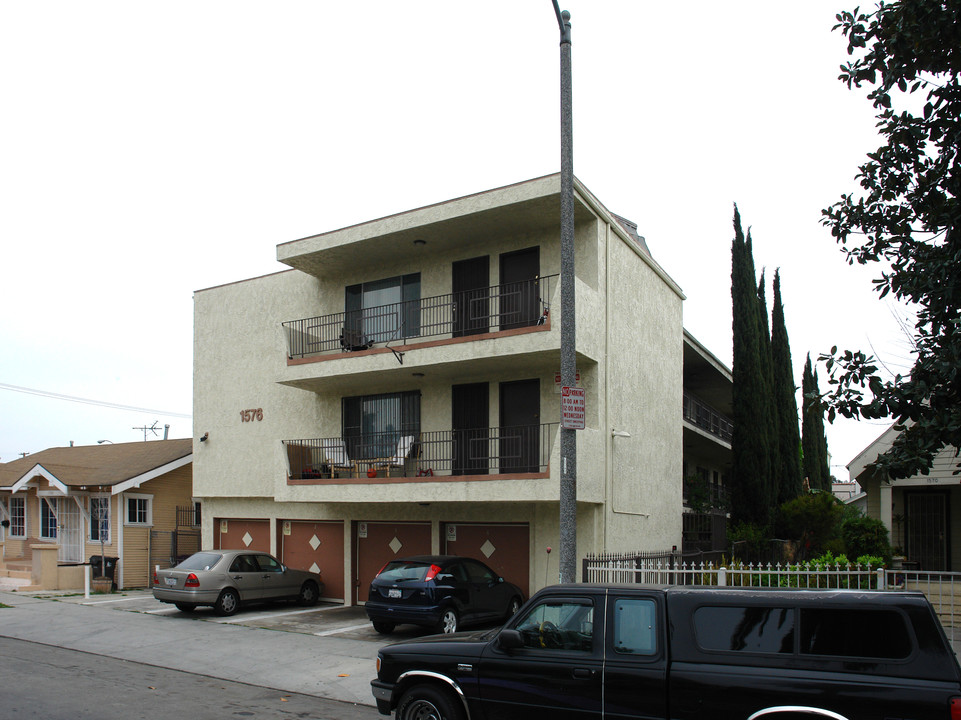 1576 Elm Ave in Long Beach, CA - Foto de edificio