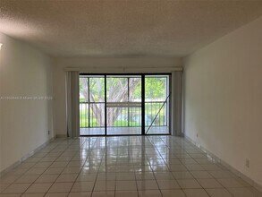 200 Lakeview Dr in Weston, FL - Building Photo - Building Photo