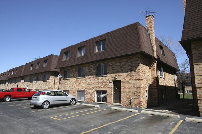 10005 Linda Ln in Des Plaines, IL - Building Photo - Building Photo