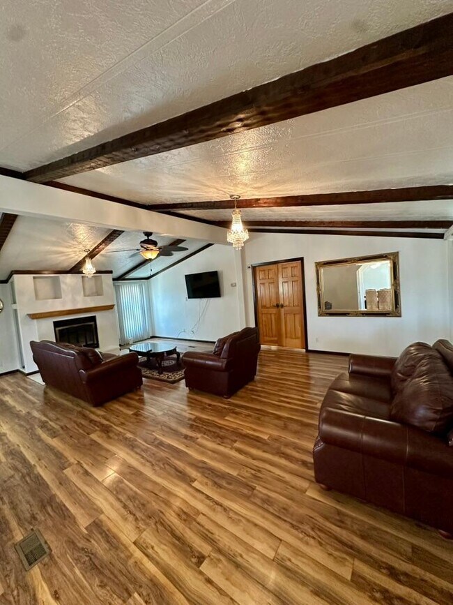 944 Lucinda Dr in Los Lunas, NM - Building Photo - Building Photo