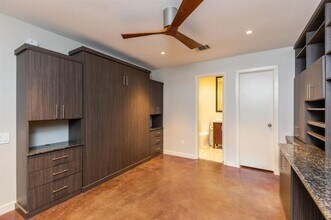 5235 Blossom St in Houston, TX - Foto de edificio - Building Photo