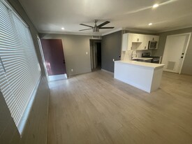 810 W Maryland Ave, Unit C