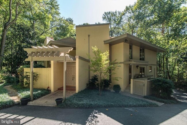 1325 Darnall Dr in McLean, VA - Building Photo - Building Photo