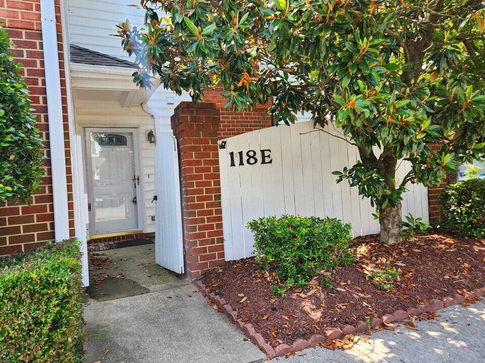 118 E Bristol Ln in Yorktown, VA - Building Photo